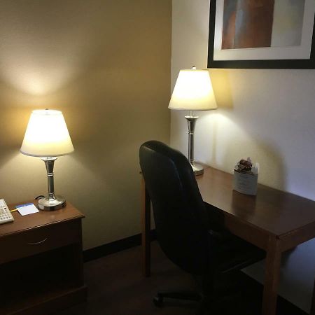 Days Inn By Wyndham Phenix City Near Fort Moore Exterior foto