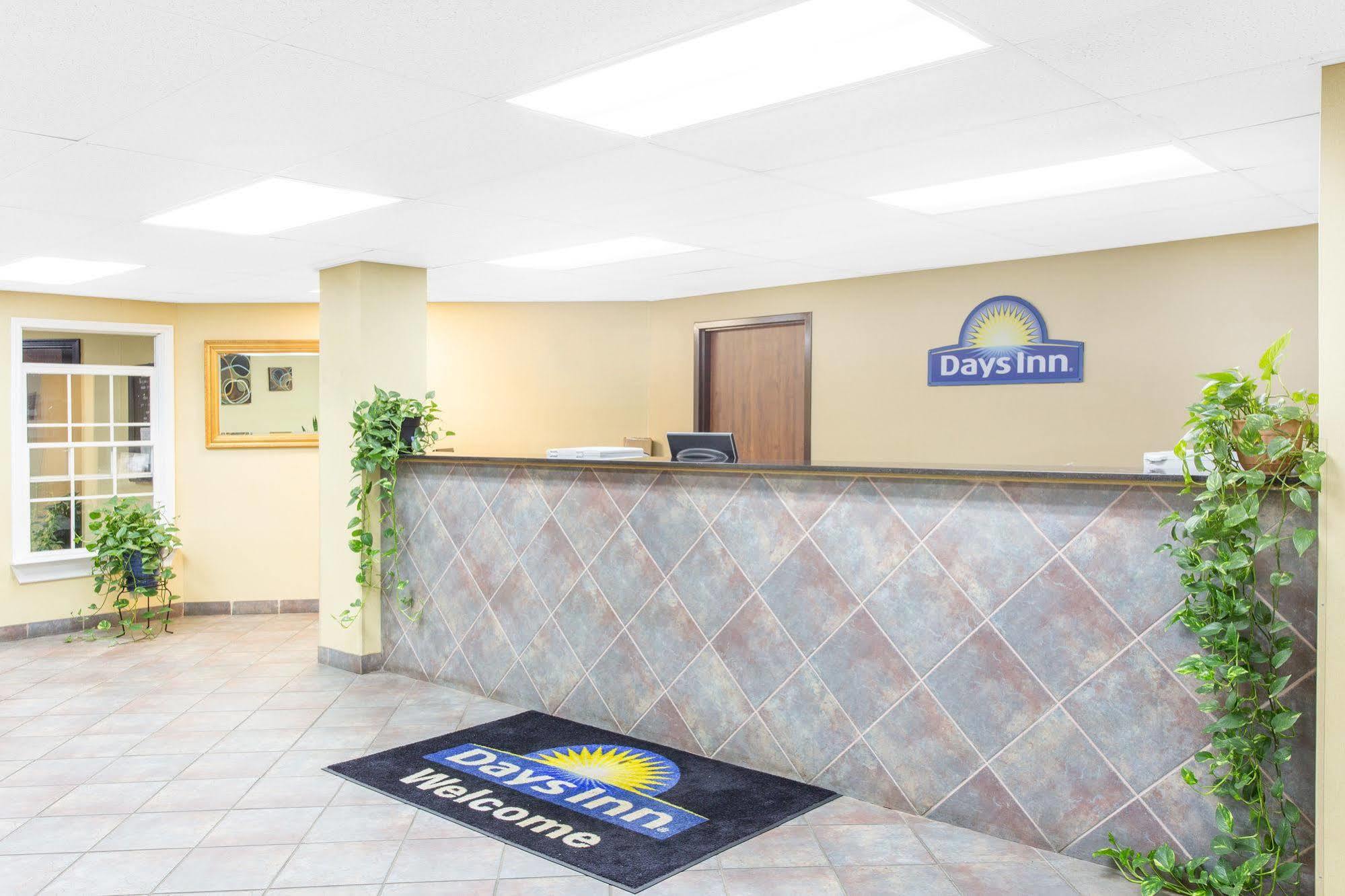 Days Inn By Wyndham Phenix City Near Fort Moore Exterior foto